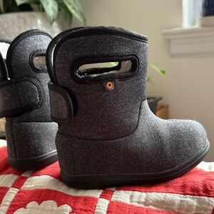 Bogs waterproof boots toddler size 8 Unisex